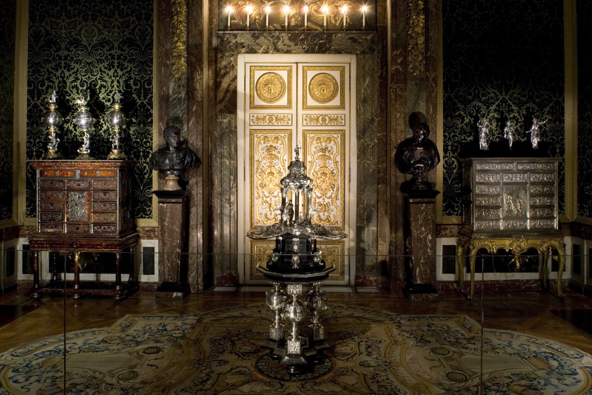 mobilier argent - Exposition "Quand Versailles était meublé d'argent" (2007) SCENO-MOBILIER-DARGENT-1200x800