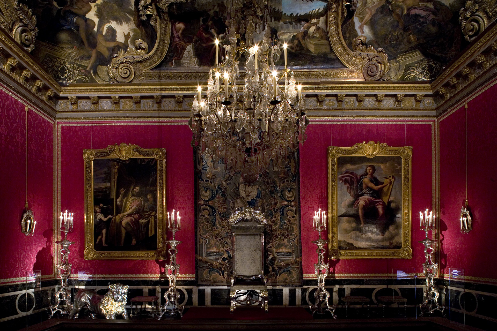 mobilier argent - Exposition "Quand Versailles était meublé d'argent" (2007) SCENOGRAPHIE-DU-MOBILIER-D-ARGENT-AU-CHATEAU-DE-VERSAILLES-2